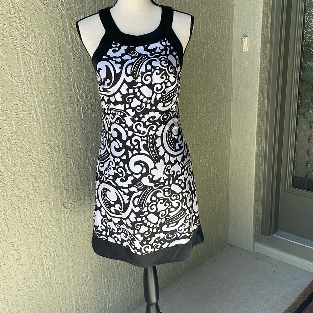 Beautiful White House Black Market sheath dress